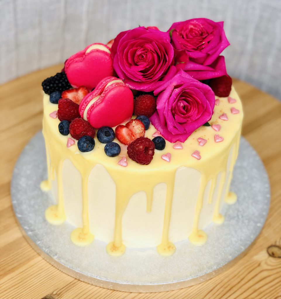 Rosses and hearts macarons cake